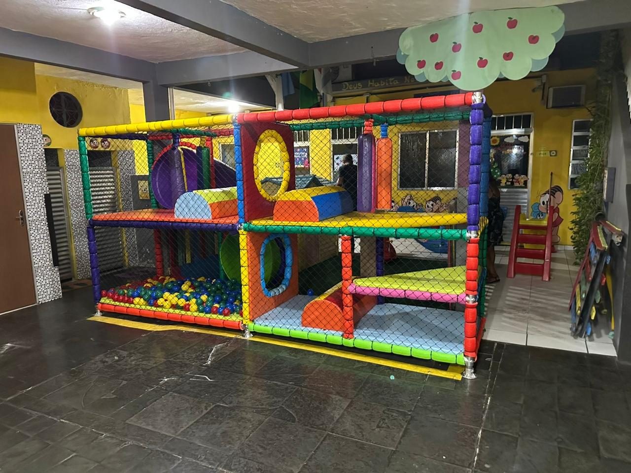 Brinquedão instalado em escola com decoração temática