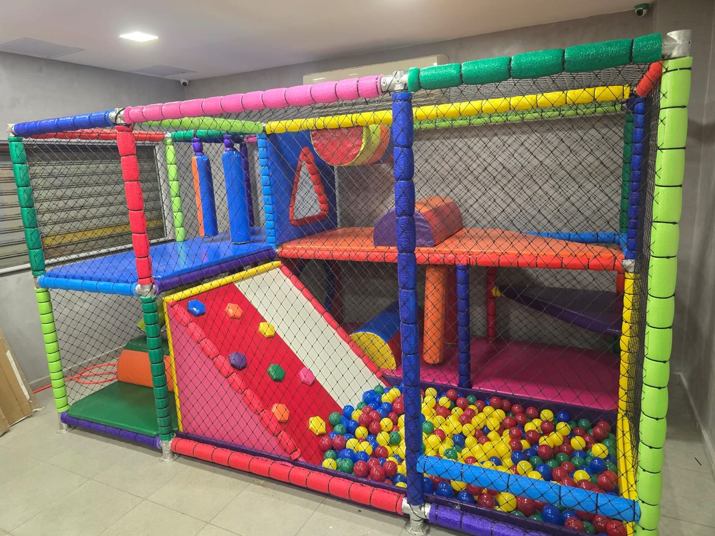 Estrutura completa vista frontal com ball pit e climbing wall